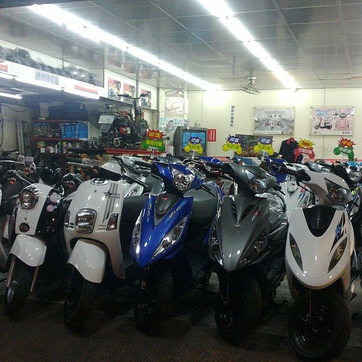 Deretan motor rapi di bengkel mitra