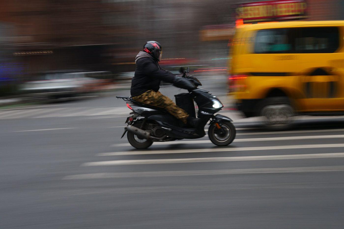 Pengendara scooter melintas kota