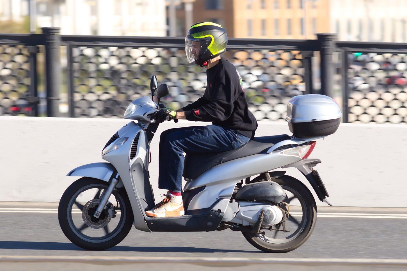 Pengendara scooter di jembatan kota