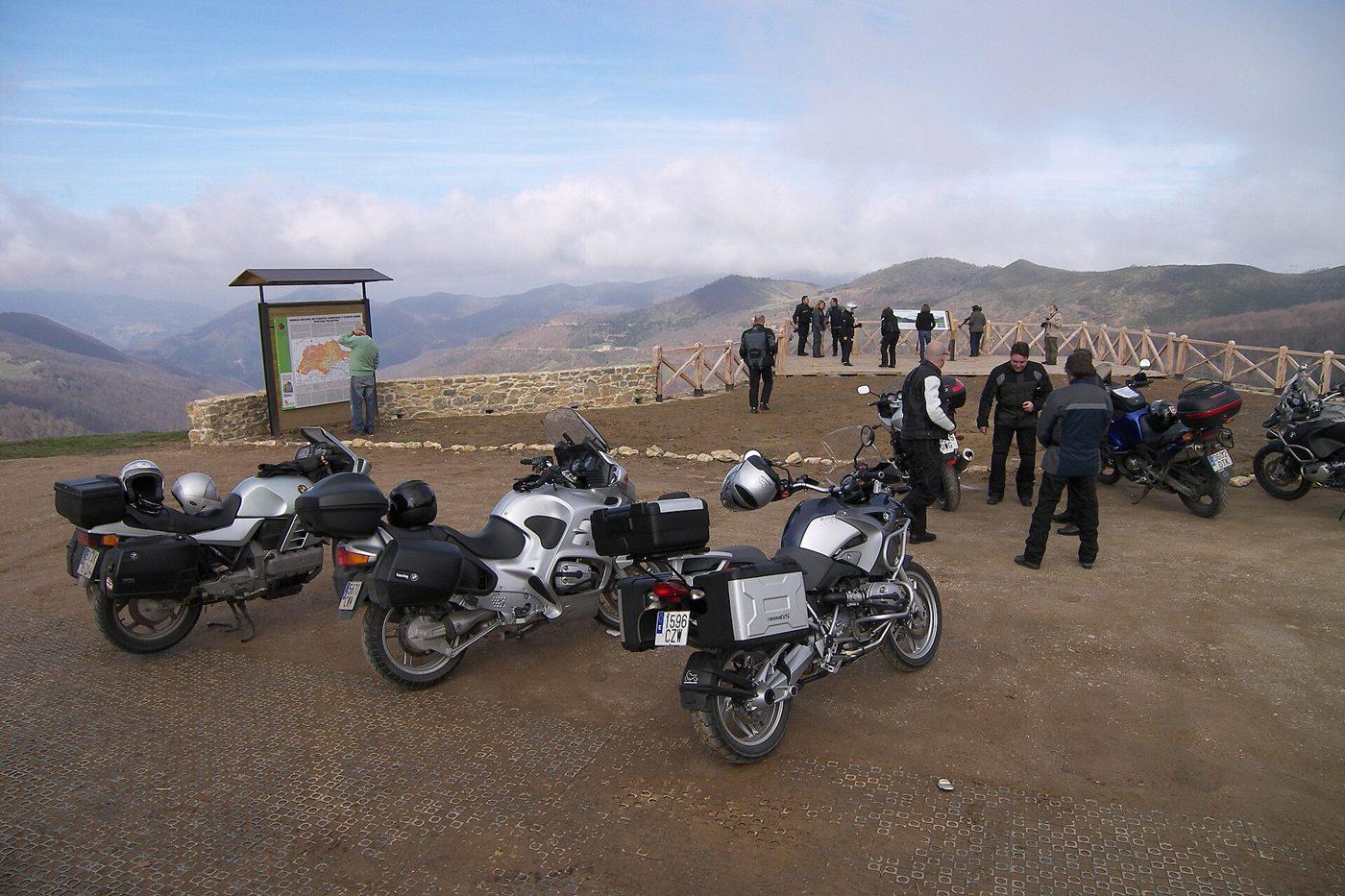 Motor touring di pemandangan pegunungan