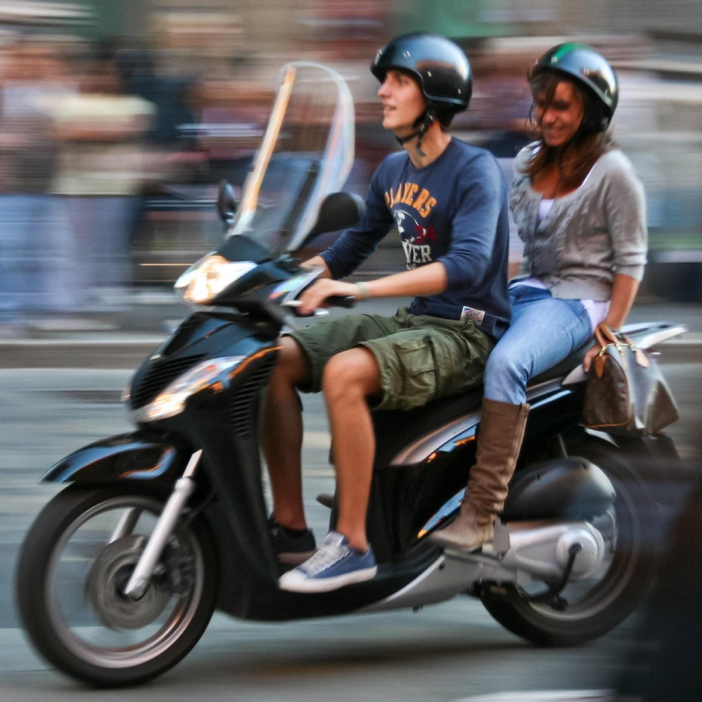 Pengendara motor matic di jalan